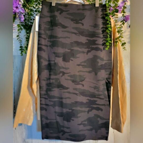 Sanctuary Camo Pencil Skirt This skirt is FABULOUS THE FIT IS 🔥IN SEASON 😉 - Picture 4 of 10